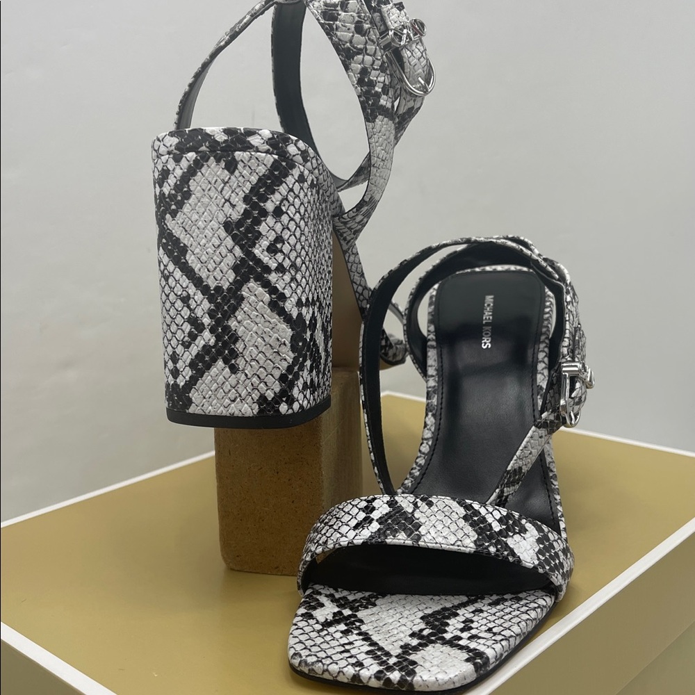 Michael Kors MERRIAM BLOCK HEEL
LEATHER
40S5MMHS1E Aluminum High Heels Snakeskin - Picture 9 of 16